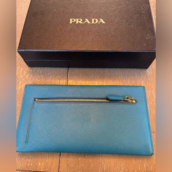 Prada Wave Continental Wallet Blue
Saffiano Leather - Picture 6 of 16